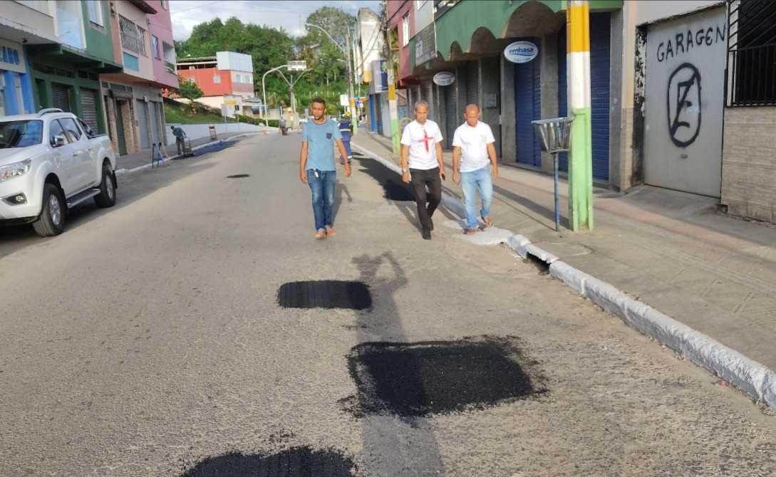 Camacã: Prefeito acompanha recapeamento asfáltico no centro da cidade